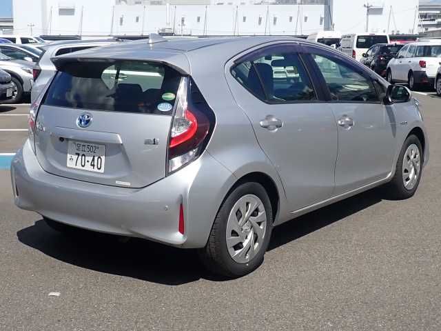 2020 Toyota Aqua L auction photo 2