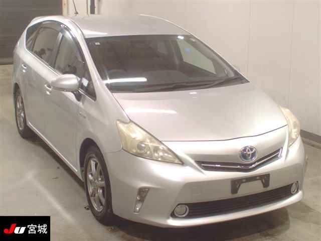 2013 Toyota Prius Alpha S Japan auction vehicle
