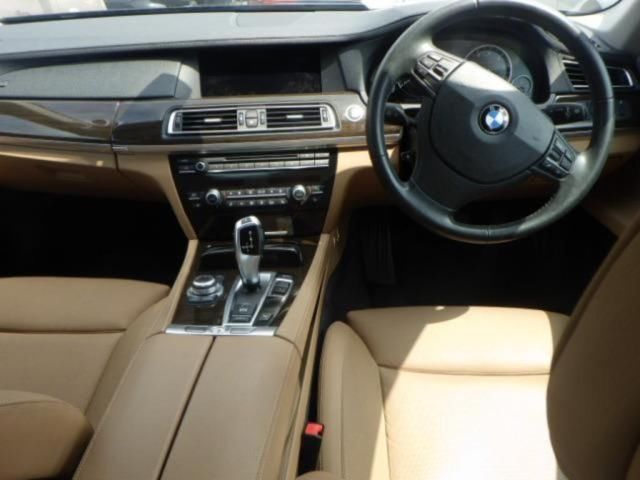 2009 BMW 7 Series 740i auction photo 3