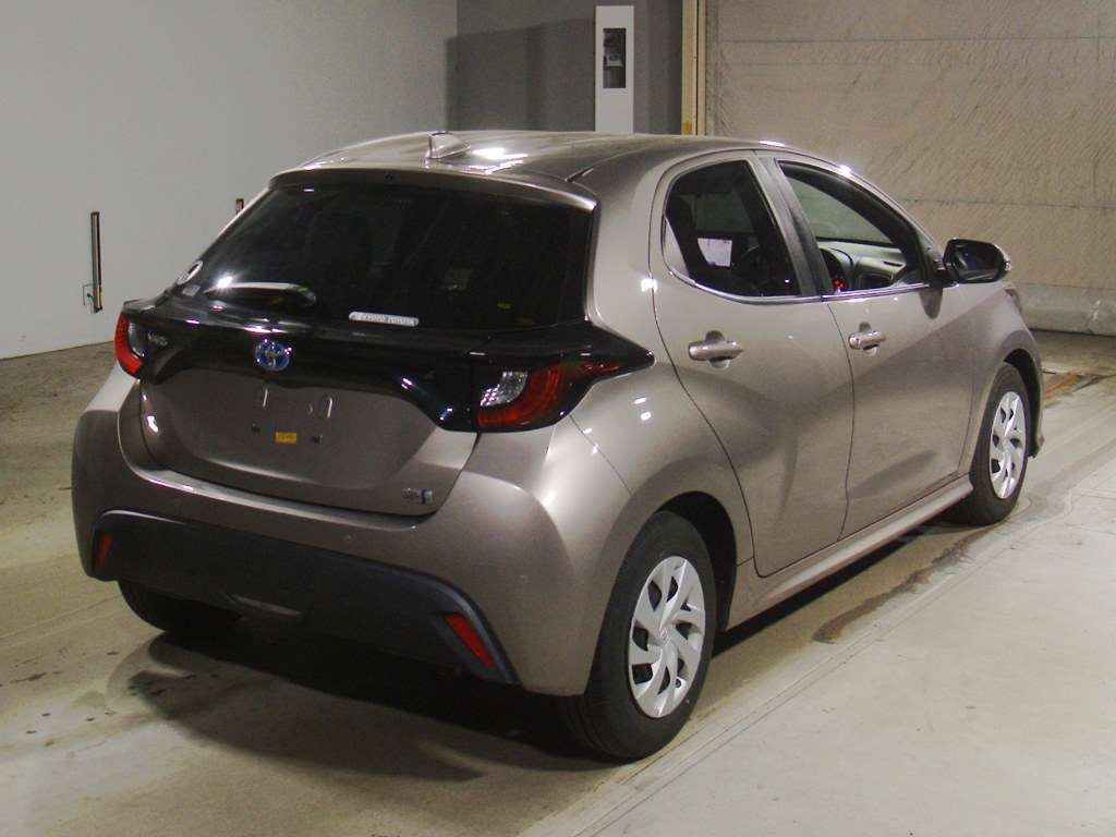 2021 Toyota Yaris ハイブリッドX auction photo 2