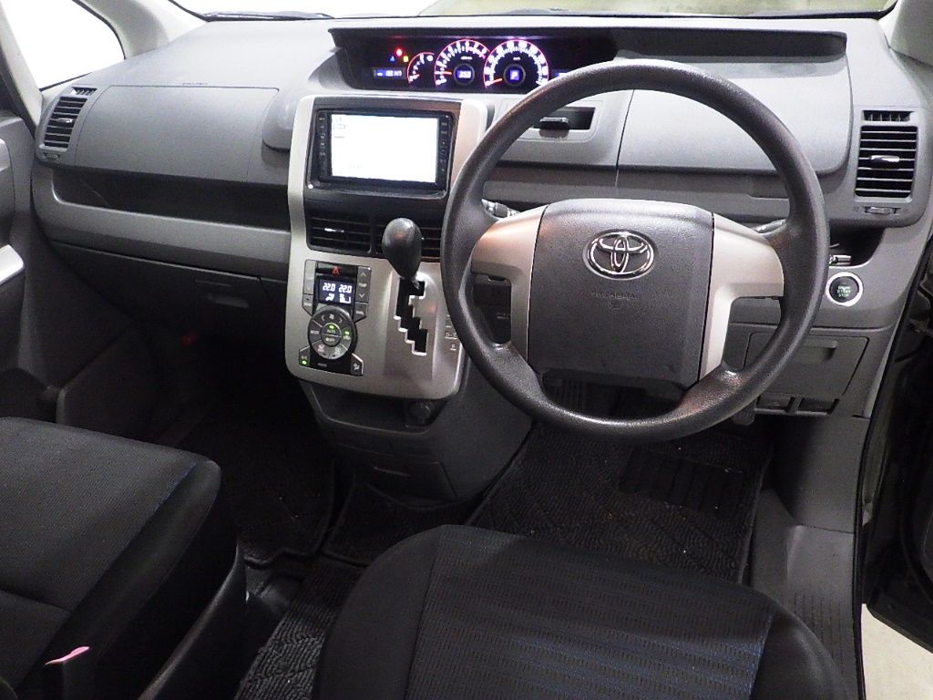 2008 Toyota Voxy Z 8人 auction photo 3