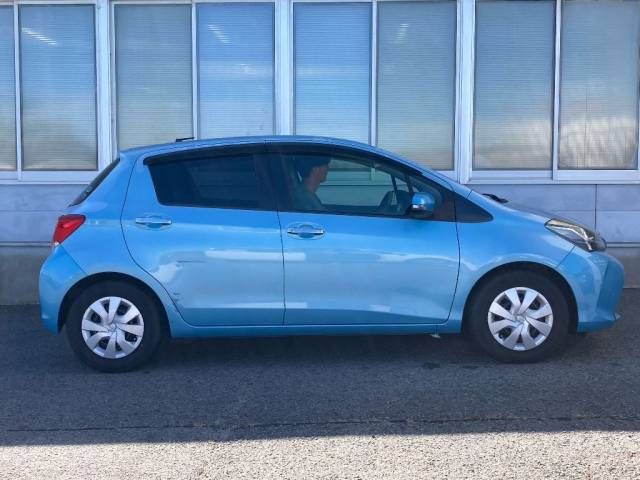 2016 Toyota Vitz 1.3F LED Edition auction photo 2
