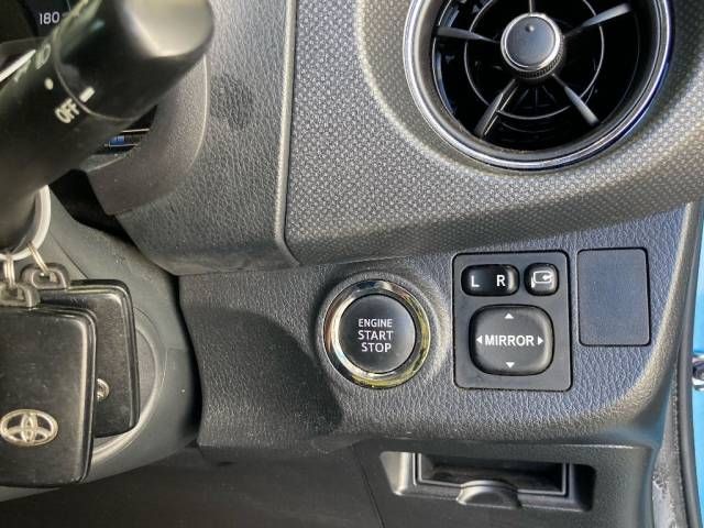 2016 Toyota Vitz 1.3F LED Edition auction photo 5