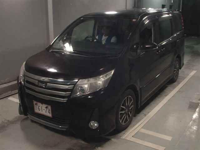 2014 Toyota Noah Si auction photo 4