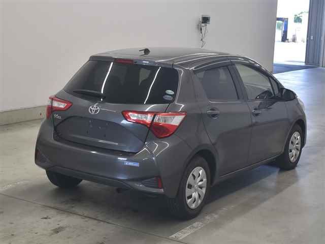 2017 Toyota Vitz F auction photo 5