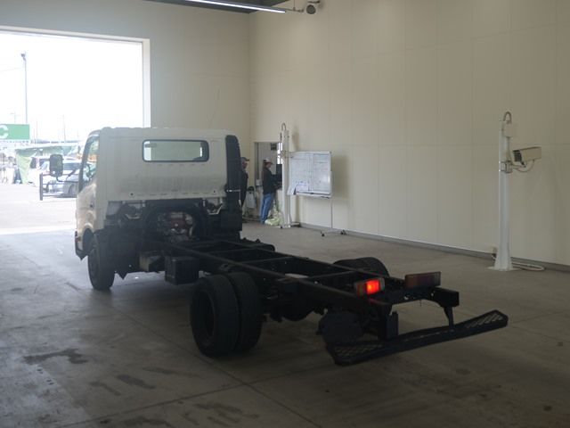 2016 Hino Dutro chassis auction photo 2