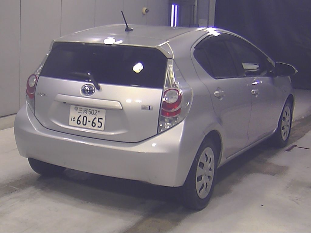 2012 Toyota Aqua S auction photo 2