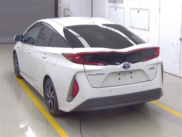 2017 Toyota Prius PHEV A auction photo 2