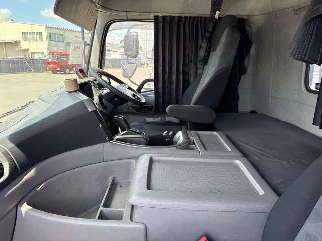 2019 Nissan Diesel UD Tractor Turbo auction photo 5