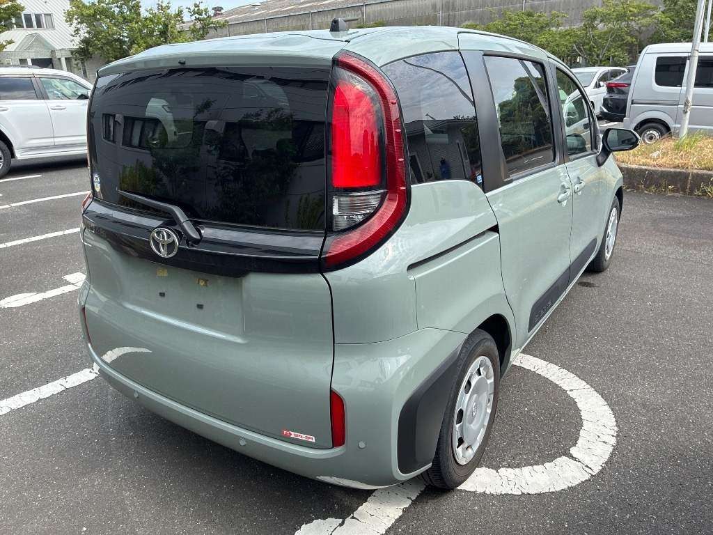 2022 Toyota Sienta G auction photo 2