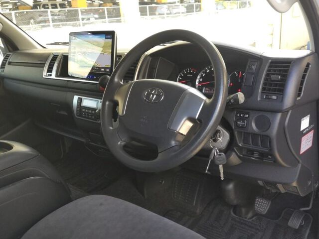 2015 Toyota Hiace GL 4WD auction photo 3