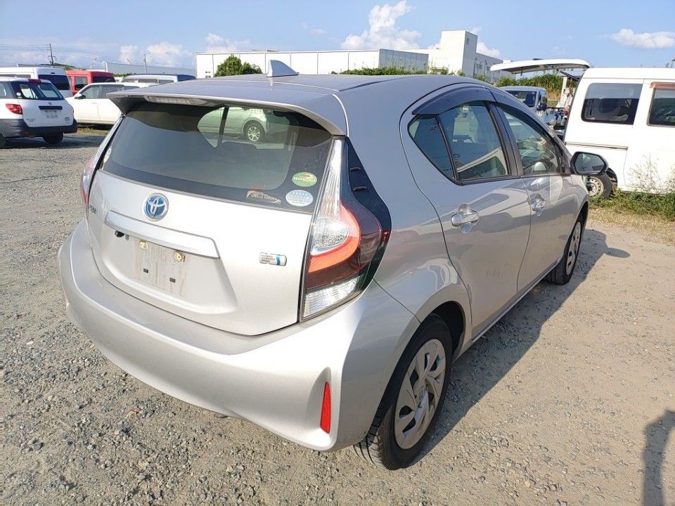 2021 Toyota Aqua auction photo 2