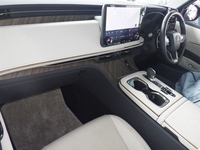 2024 Lexus LM LM500H Executive 4WD auction photo 3