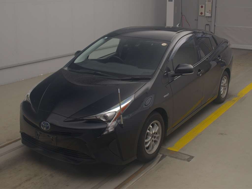 Japan Auction Vehicles 4 2017 Toyota Prius S auction photo