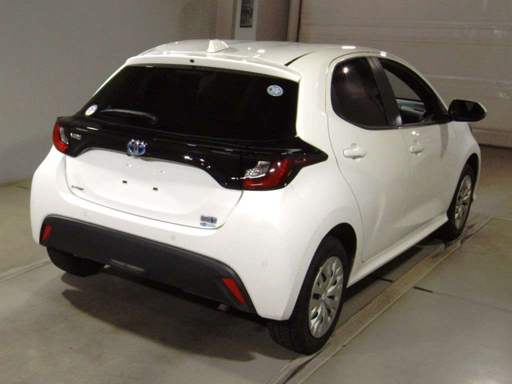 2023 Toyota Yaris ハイブリッドX 4WD auction photo 2