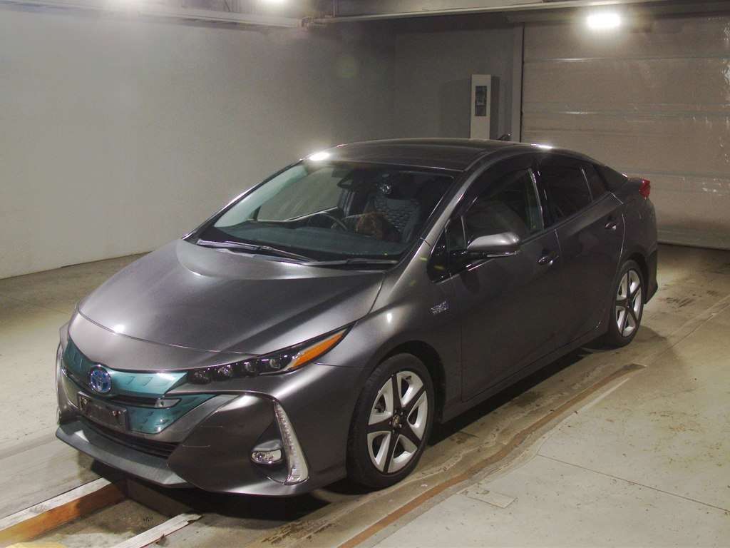 Japan Auction Vehicles 4 2018 Toyota Prius PHEV Aユーティリティプラス auction photo