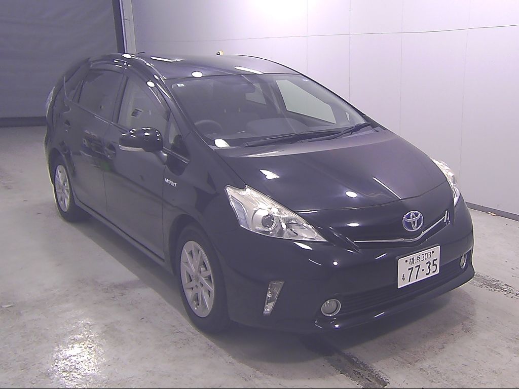 2014 Toyota Prius Alpha S Japan auction vehicle