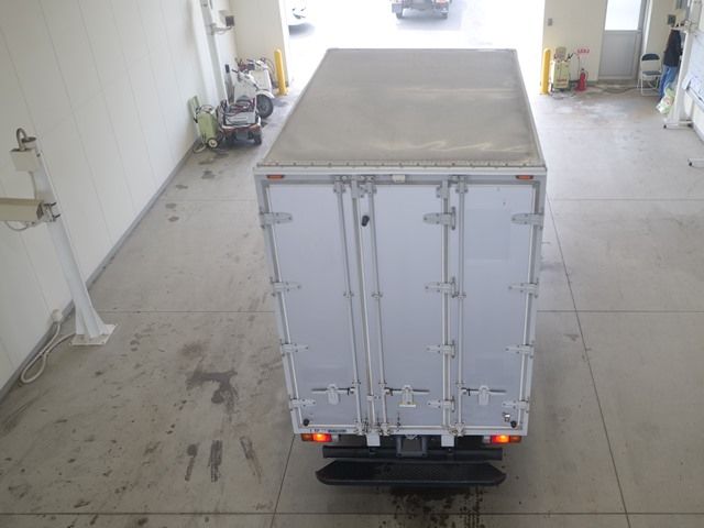 2017 Mitsubishi Fuso Canter Aluminum van auction photo 3