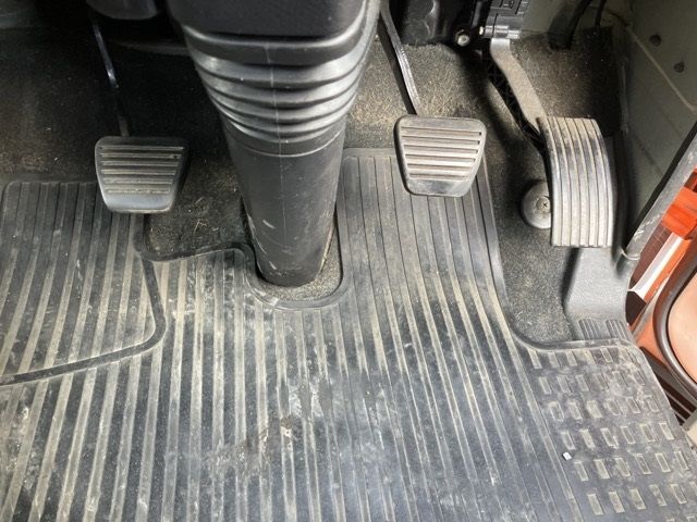 2017 Mitsubishi Fuso Canter Aluminum van auction photo 4