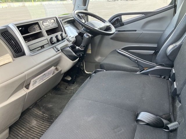2017 Mitsubishi Fuso Canter Aluminum van auction photo 5