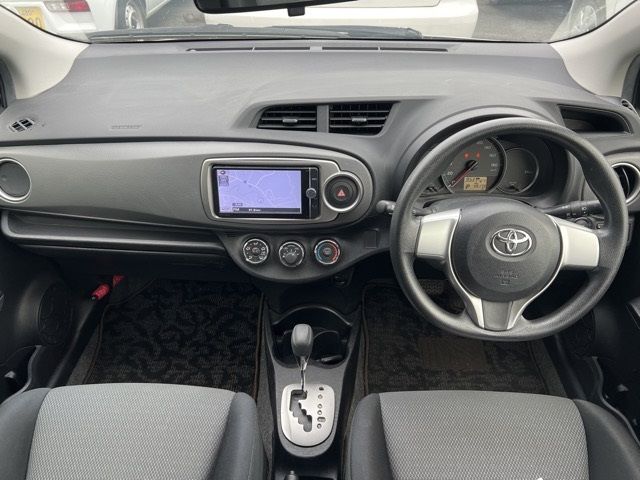 2014 Toyota Vitz F スマイルエディション auction photo 4