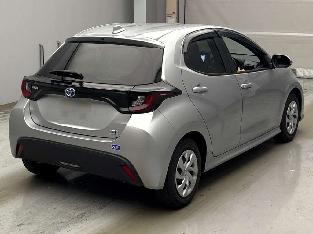 2023 Toyota Yaris ハイブリッドX auction photo 2