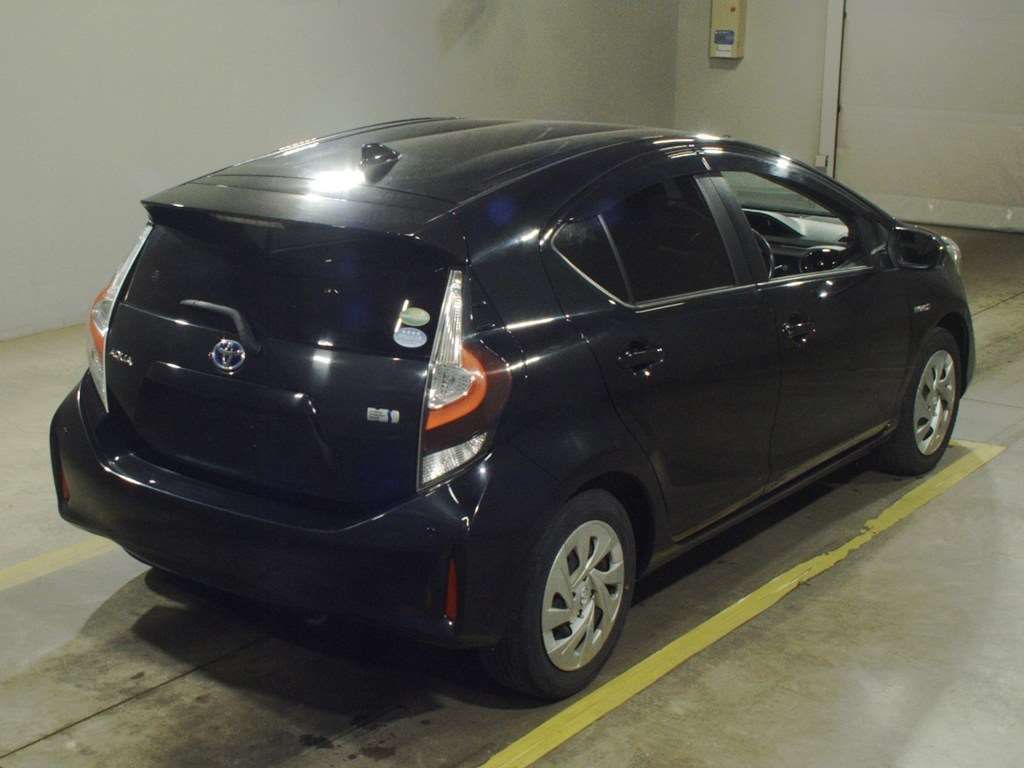 2019 Toyota Aqua S auction photo 2