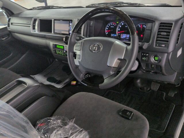 2017 Toyota Hiace GL 4WD auction photo 3