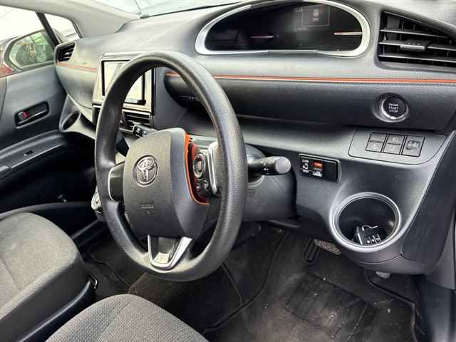 2022 Toyota Sienta X 4WD auction photo 3