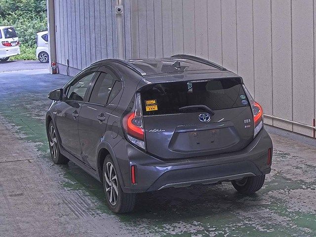 2017 Toyota Aqua クロスオーバー auction photo 2