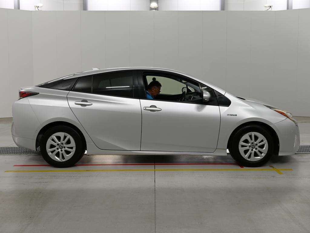2016 Toyota Prius S Safety Plus auction photo 3