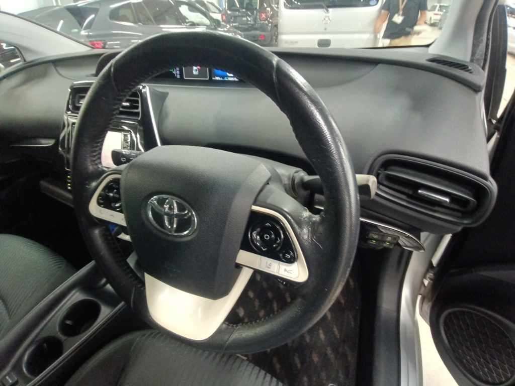 2016 Toyota Prius S Safety Plus auction photo 9