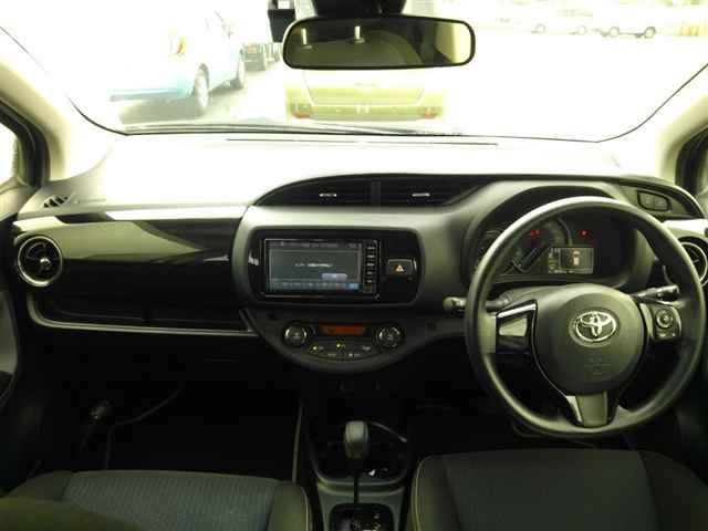2018 Toyota Vitz ハイブリッドFセーフティエディ auction photo 8