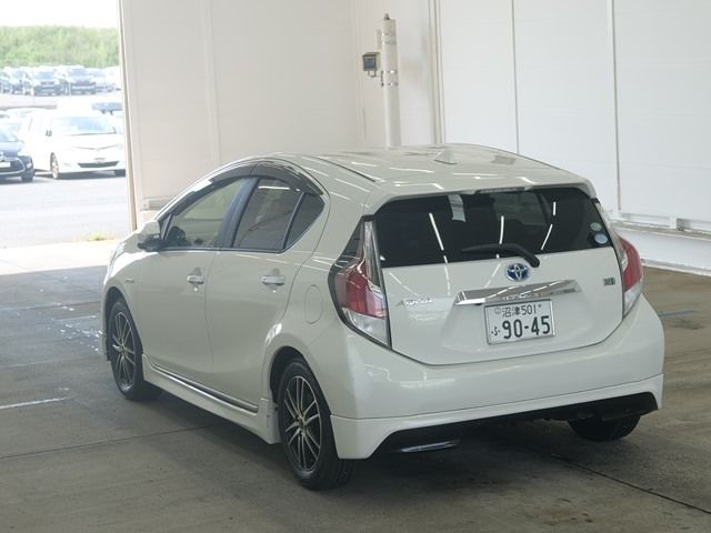 2017 Toyota Aqua Sスタイルブラック auction photo 2