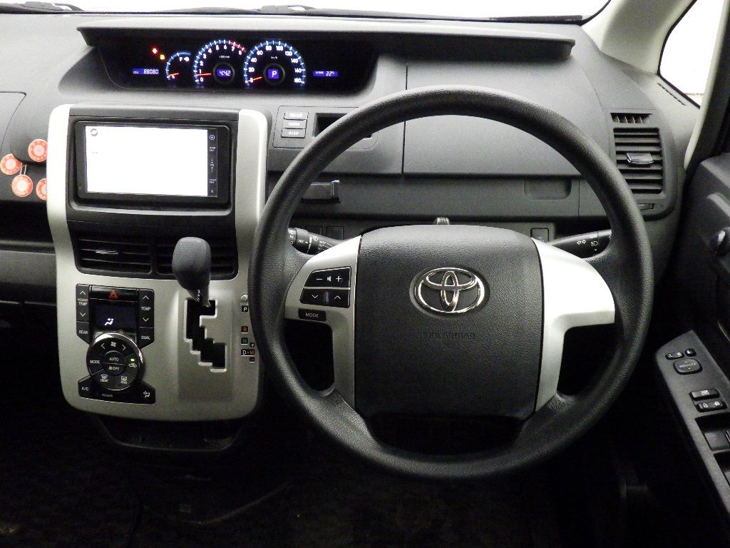 2011 Toyota Voxy 4WD X Lエディション auction photo 3