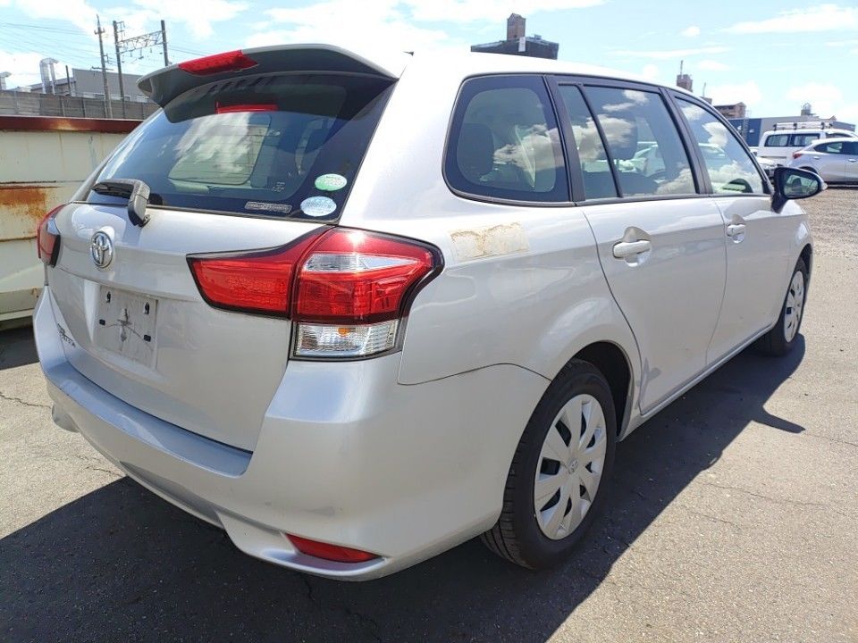 2017 Toyota Corolla Fielder auction photo 2