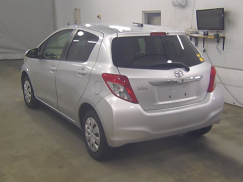 2012 Toyota ヴィッツ 5HB F auction photo 5
