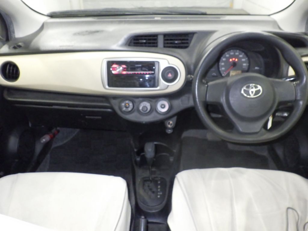 2012 Toyota ヴィッツ 5HB F auction photo 3