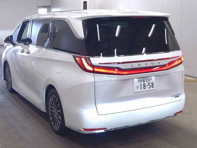 2025 Lexus LM LM500H Version L 4WD auction photo 2
