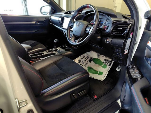 2023 Toyota Hilux Z GR Sport 4WD auction photo 3