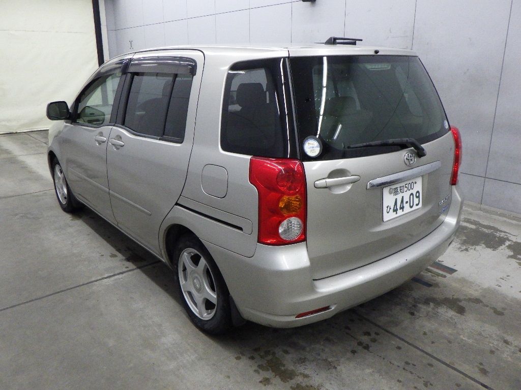 2004 Toyota Raum auction photo 5