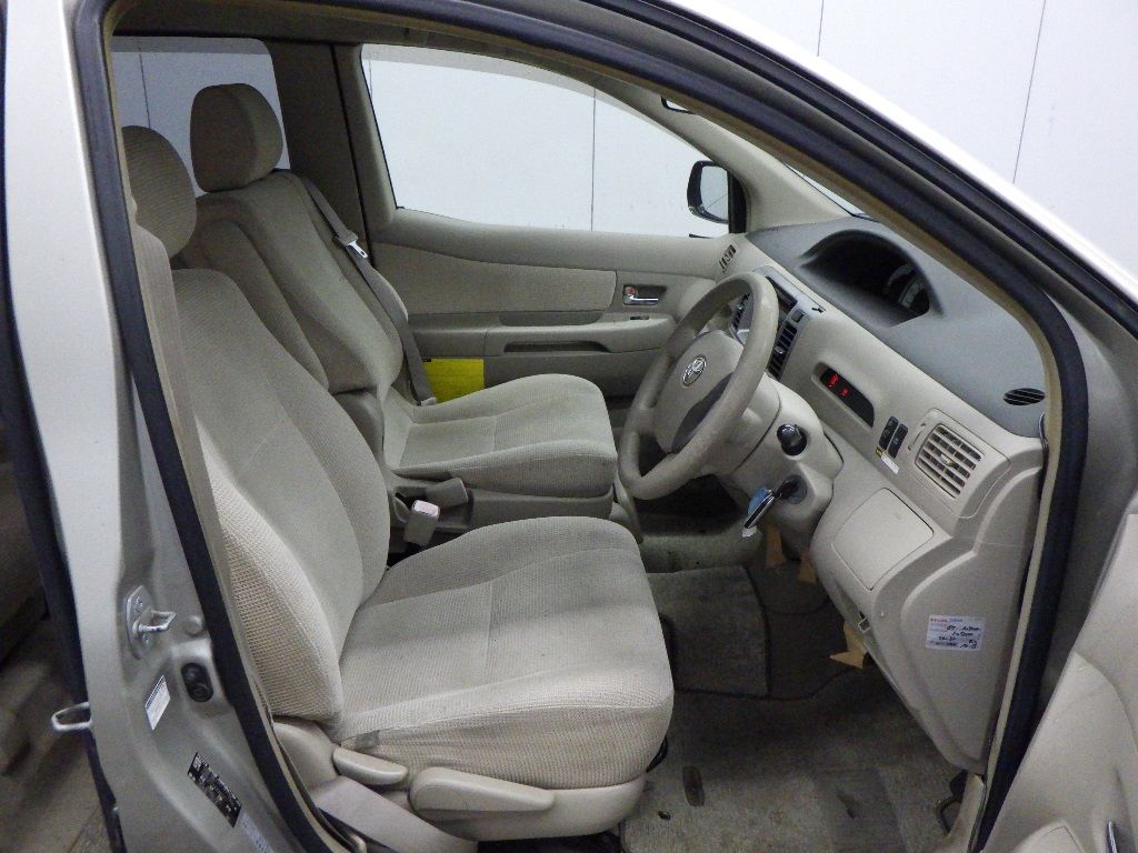 2004 Toyota Raum auction photo 6