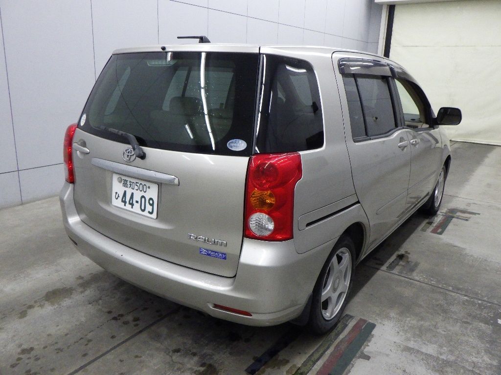 2004 Toyota Raum auction photo 2