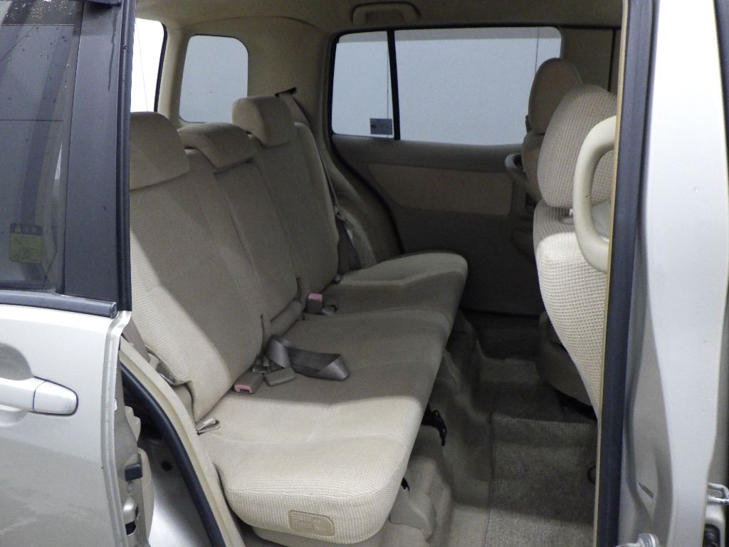 2004 Toyota Raum auction photo 7