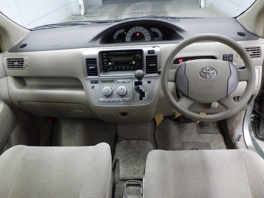 2004 Toyota Raum auction photo 3