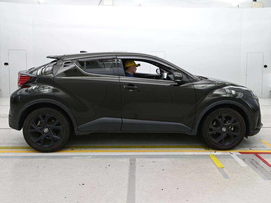 2022 Toyota C-HR G-T Mode Nero Safety 4WD auction photo 3