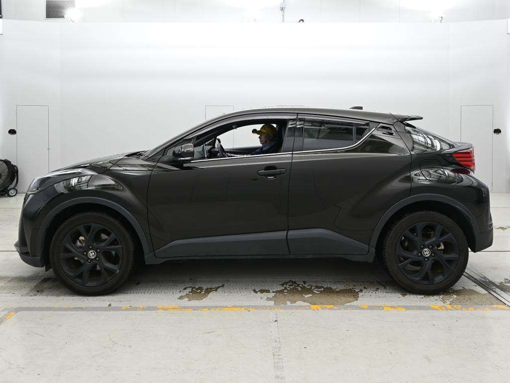 2022 Toyota C-HR G-T Mode Nero Safety 4WD auction photo 4