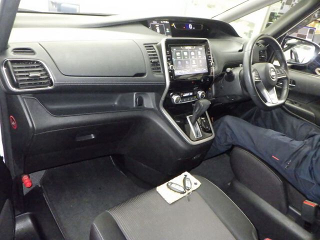 2017 Nissan Serena ハイウェイスターVセレク auction photo 3