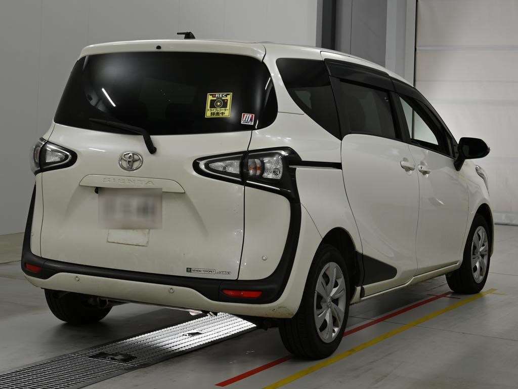 2021 Toyota Sienta G 4WD auction photo 2