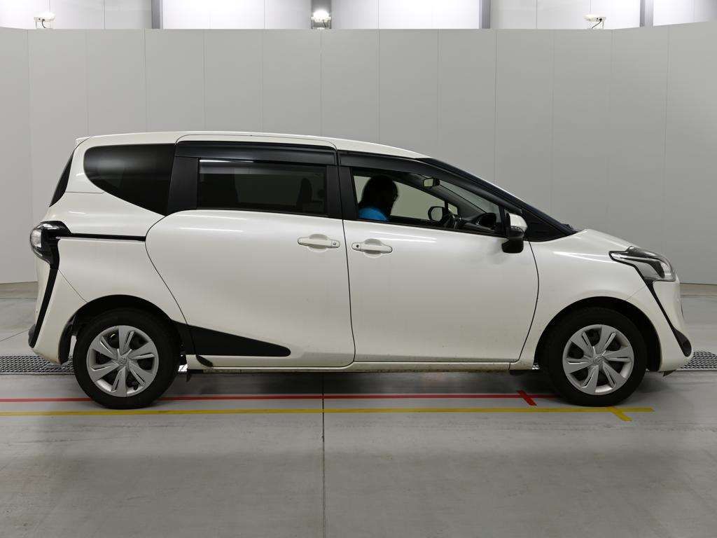 2021 Toyota Sienta G 4WD auction photo 3